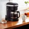 KitchenAid Filterkoffieapparaat 5KCM1208EOB ONYX BLACK, 1,7 L, CLASSIC Drip-koffiezetapparaat Met Spiraalvormige Watertuit -Koffiehuis kitchenaid filterkoffieapparaat 5kcm1208eob onyx black 17 l classic drip koffiezetapparaat met spiraalvormige watertuit zwart
